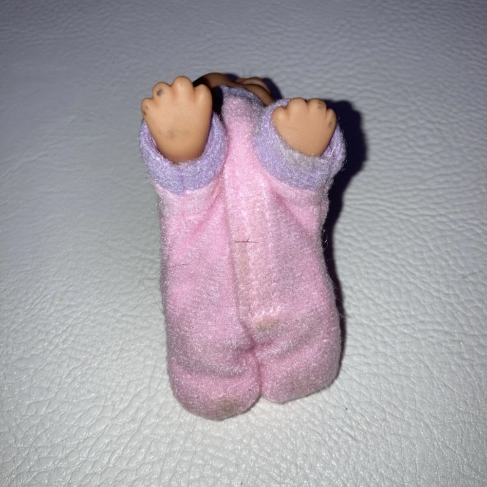 CRAWLING BABY GIRL - 3" Russ Troll Doll White Hair / Full Piece Outfit  Vintage - Picture 4 of 6